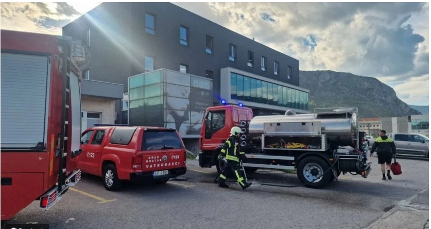 Gorjelo kod Aluminija: Požar zahvatio ugostiteljski objekt, vatrogasci spriječili veću štetu